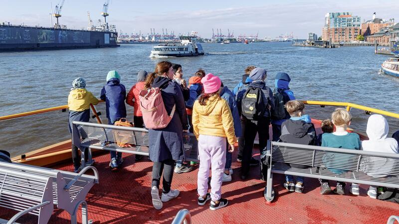 137.000 Hamburger Schüler haben schon ein Gratis-Ticket Hamburger Schüler können ab Ferienende alle Nahverkehrsmittel gratis nutzen, auch die Hafenfähren. (Archivfoto)