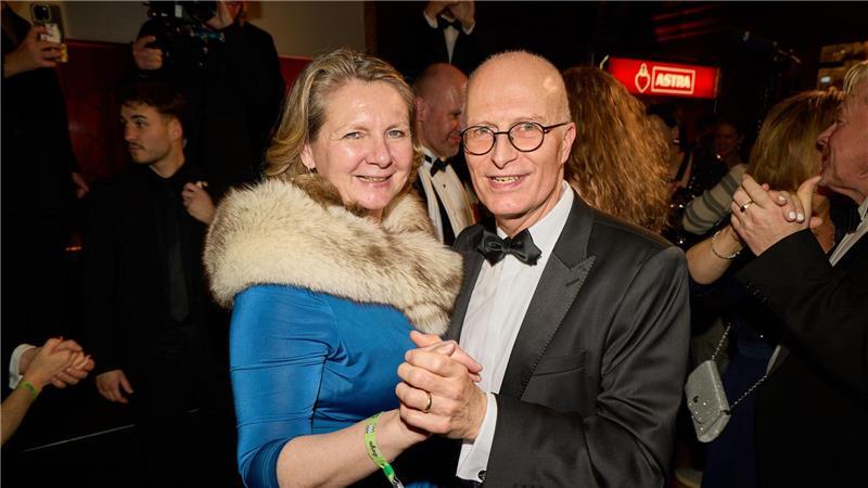 Hamburger können auch feiern, sagt Bürgermeister Peter Tschentscher (SPD). Er tanzte mit Kathrin Wirth-Ueberschär, Hoteldirektorin Reichshof, beim „Ahoi“-Neujahrsempfang.