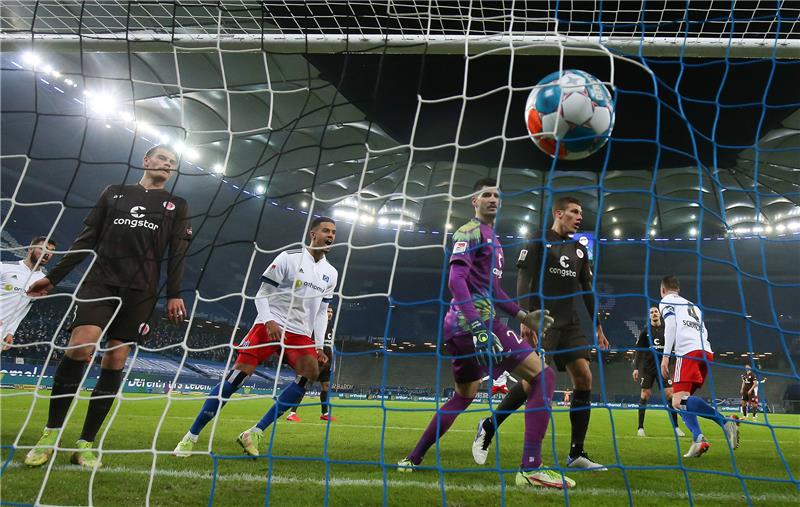 HSV gegen FC St. Pauli: Wo man das Derby kostenfrei sehen kann Hamburgs Abwehrspieler Sebastian Schonlau (r)trifft im Januar 2022 in der vergangenen Saison zum 1:1.Das Stadtderby des Hamburger SV gegen den FC St. Pauli am 21. April kostenfrei übertragen. Foto: Christian Charisius/Deutsche Presse-Agentur GmbH/dp