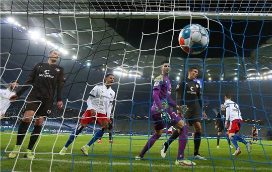Hamburgs Abwehrspieler Sebastian Schonlau (r)trifft im Januar 2022 in der vergangenen Saison zum 1:1.Das Stadtderby des Hamburger SV gegen den FC St. Pauli am 21. April kostenfrei übertragen.  Foto: Christian Charisius/Deutsche Presse-Agentur GmbH/dp