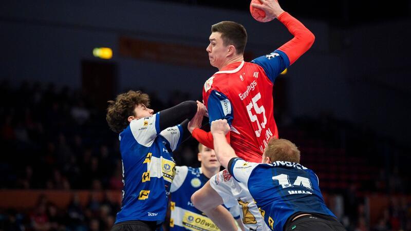 Asat Waliullin verlängert bis 2025 bei Hamburgs Handballern Hamburgs Asat Waliullin (M) wird von Eisenachs Marco Grgic (l) und Peter Walz (r) beim Werfen gestört.