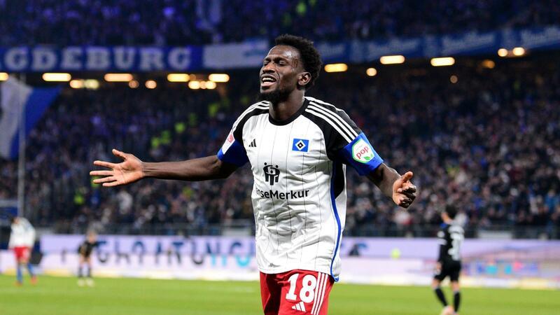 Hamburgs Bakery Jatta jubelt nach seinem Tor zum 2:0.