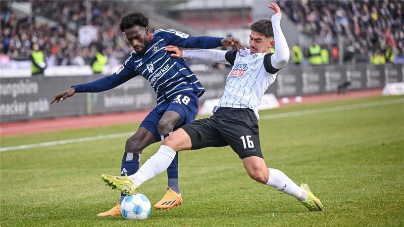 Remis in Ulm zu wenig für den HSV - Und auch für Polzin? Hamburgs Bakery Jatta (l) in Aktion gegen Ulms Aaron Keller.