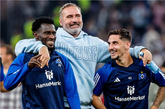 Hamburgs Bakery Jatta (l-r), Hamburgs Trainer Tim Walter und Hamburgs Ludovit Reis feiern den Sieg.Foto: Axel Heimken/dpa