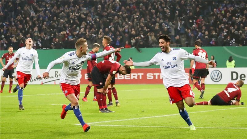 Hamburgs Berkay Özcan (rechts im Bild) feiert seinen Treffer zum 1:0. Foto: Christian Charisius/dpa
