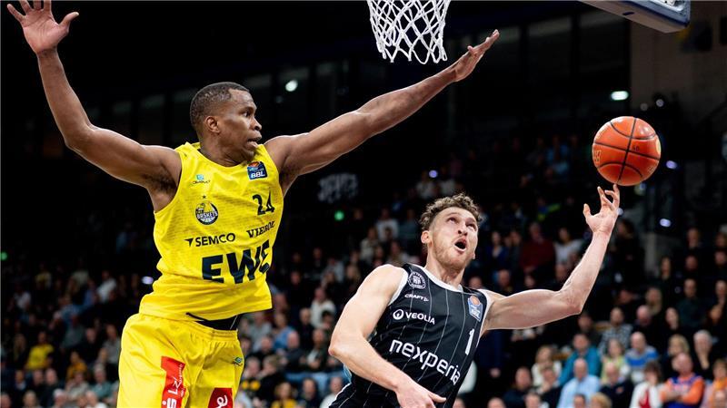 Oldenburger Basketballer feiern Comeback-Sieg Hamburgs Brae Ivey (r.) im Duell gegen Oldenburgs Mouhamed Barro.