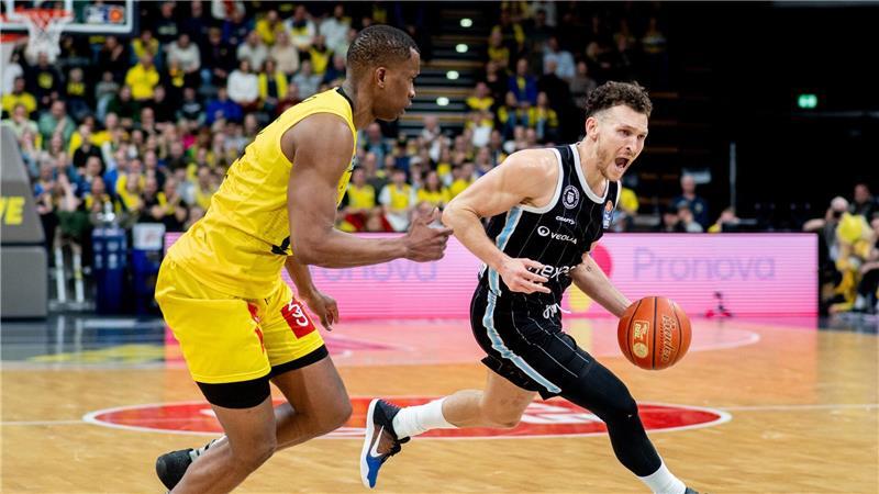 Hamburger Basketballer erleben Debakel in Oldenburg Hamburgs Brae Ivey (r) im Duell mit Oldenburgs Mouhamed Barro.