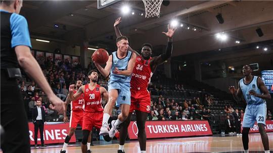 Hamburgs Brae Ivey und Derek Ogbeide von Hapoel Jerusalem kämpfen um den Ball.