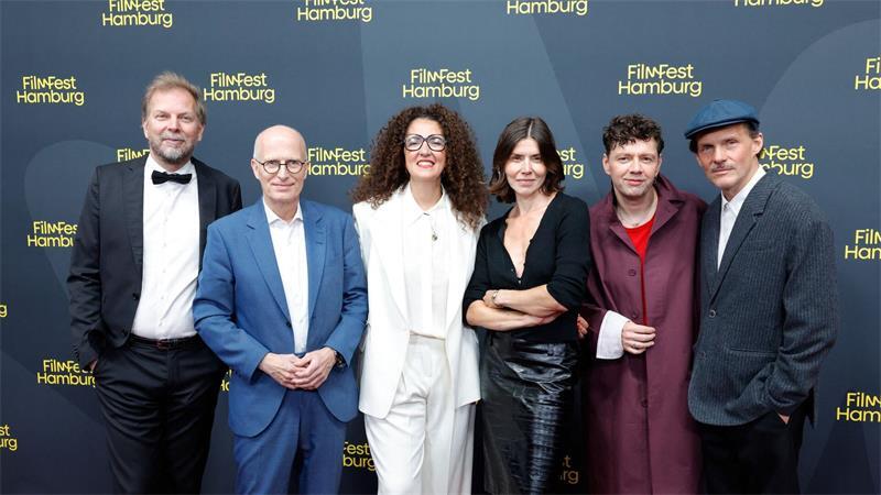 Hamburgs Bürgermeister Peter Tschentscher (SPD) (2.v.l) und Festivalleiterin Malika Rabahallah (3.v.l) eröffnen das Filmfest Hamburg. 