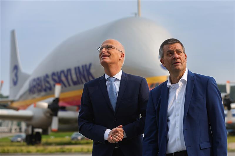 Airbus: Wie Stade und Buxtehude vom A321XLR-Hochlauf profitieren Hamburgs Bürgermeister Peter Tschentscher (SPD, links) mit André Walter in Finkenwerder. Foto: dpa