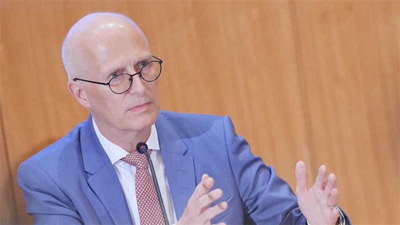 Hamburgs Bürgermeister Peter Tschentscher (SPD) hat einen raschen Ausbau der Stromnetze und dabei vor allem der Übertragungsnetze gefordert. (Archivbild)