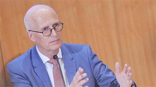 Hamburgs Bürgermeister Peter Tschentscher (SPD) hat einen raschen Ausbau der Stromnetze und dabei vor allem der Übertragungsnetze gefordert. (Archivbild)