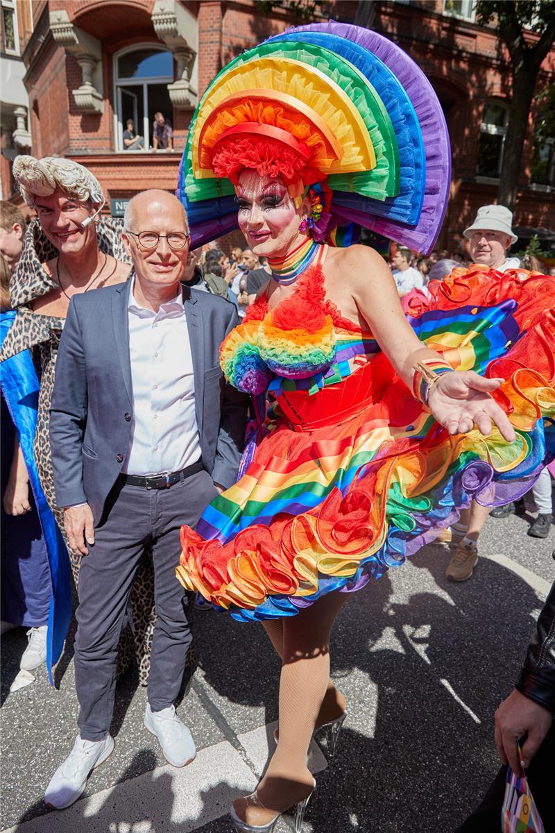 CSD in Hamburg: Rekordbeteiligung – aber CDU ausgeladen Hamburgs Bürgermeister Peter Tschentscher (SPD) ist gern gesehen beim CSD. Foto: Georg Wendt/dpa