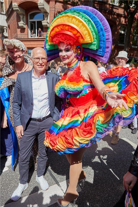 Hamburgs Bürgermeister Peter Tschentscher (SPD) ist gern gesehen beim CSD. Foto: Georg Wendt/dpa