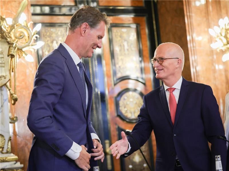 HHLA-Einstieg: Stadt Hamburg holt MSC ins Boot – Kühne empört Hamburgs Bürgermeister Peter Tschentscher (SPD, r) und Soren Toft, CEO der MSC Mediterreanean Shipping Company, arbeiten künftig enger zusammen.