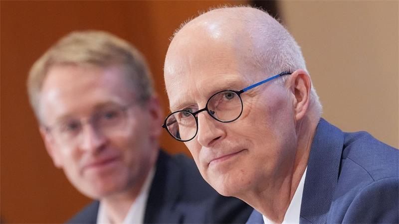 Hamburg und Schleswig-Holstein einig bei Stromausbau Hamburgs Bürgermeister Peter Tschentscher (r) und Schleswig-Holsteins Ministerpräsident Daniel Günther sind für eine Stromzone Nord mit Skandinavien.