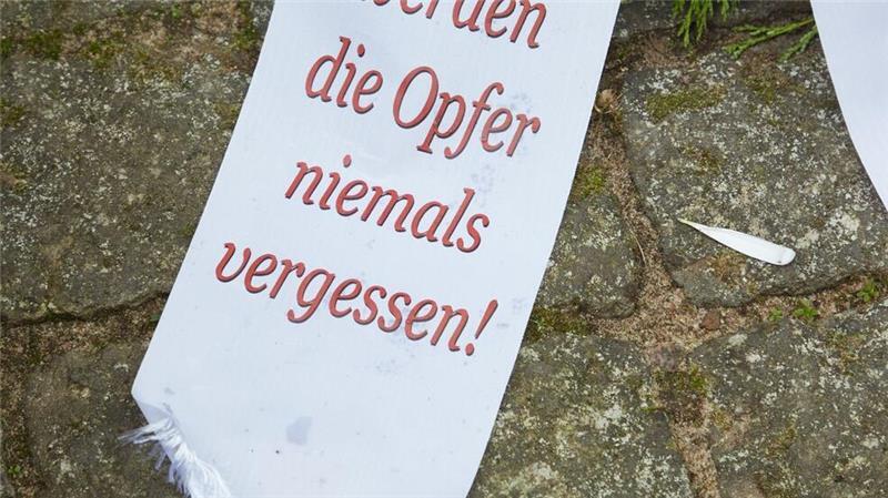 Hamburgs Bürgermeister Peter Tschentscher und Bürgerschaftspräsidentin Carola Veit haben in der KZ-Gedenkstätte Neuengamme am Volkstrauertag einen Kranz zum Gedenken niedergelegt. (Archivbild)