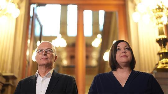 Hamburgs Bürgermeister Peter Tschentscher und die Zweite Bürgermeisterin Katharina Fegebank könnten einer Umfrage zufolge weitermachen. (Archivbild)