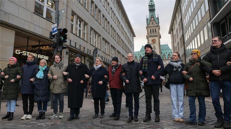 Mehr als 20.000 demonstrieren in Hamburg gegen CDU und AfD Hamburgs Bürgermeister Tschentscher reiht sich in eine Menschenkette gegen die AfD ein.