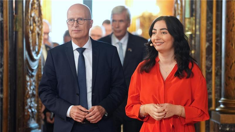 Entwicklungsministerin appelliert auf Konferenz an Israel Hamburgs Bürgermeister Tschentscher und Ministerin Alabali-Radovan (beide SPD) betreten den großen Festsaal im Rathaus.