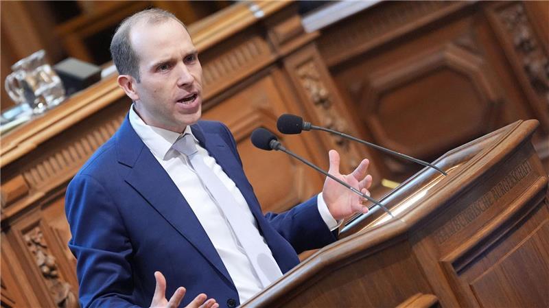 Tschentscher betont Kontinuität - CDU kritisiert „Weiter-so“ Hamburgs CDU-Fraktionschef Dennis Thering kritisiert Rot-Grün, bietet aber auch Unterstützung bei Infrastrukturprojekten an.