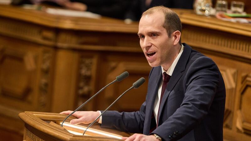 Thering fordert erneut Verbot von Muslim Interaktiv Hamburgs CDU-Fraktionsvorsitzende Dennis Thering spricht im Rathaus.