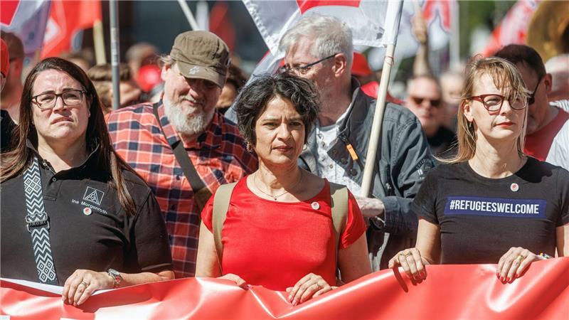 Tausende demonstrieren am 1. Mai - alles bleibt friedlich Hamburgs DGB-Chefin Tanja Chawla (M) hält den Finanzierungsvorbehalt im Koalitionsvertrag des künftigen schwarz-roten Regierungsbündnisses für unverschämt.
