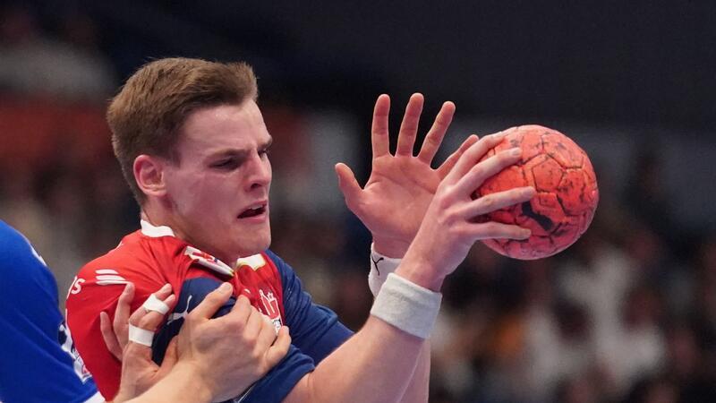 Hamburgs Handballer unterliegen Hannover 28:30 Hamburgs Dominik Axmann in Aktion.