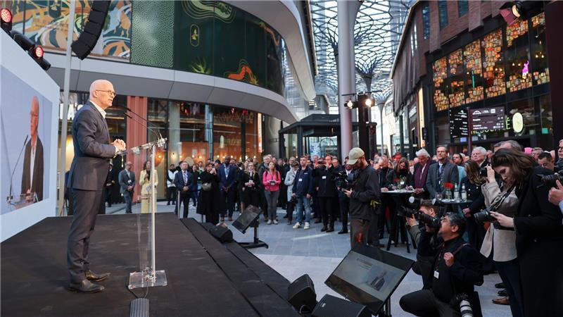 Shoppen und Schlemmen - Westfield Überseequartier ist offen Hamburgs Erster Bürgermeister Peter Tschentscher (SPD) spricht bei der Eröffnung.