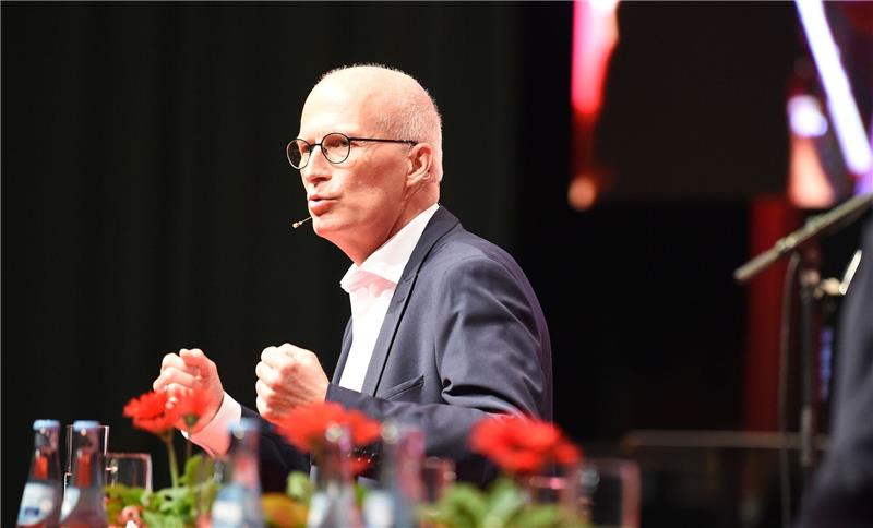 Hamburgs Erster Bürgermeister Peter Tschentscher (SPD) spricht bei einer Wahlkampfveranstaltung in Bremen.