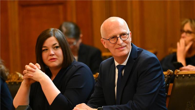 Hamburgs neuer Senat im Amt Hamburgs Erster Bürgermeister Peter Tschentscher (SPD) und die Zweite Bürgermeisterin Katharina Fegebank (Grüne) sind in ihren Ämtern bestätigt worden.