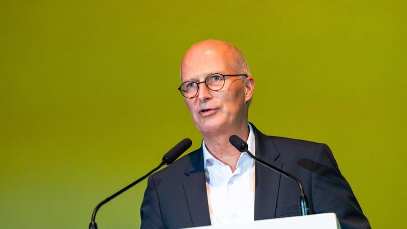 Prominente bei Gedenkveranstaltung zur Pogromnacht Hamburgs Erster Bürgermeister Peter Tschentscher spricht.