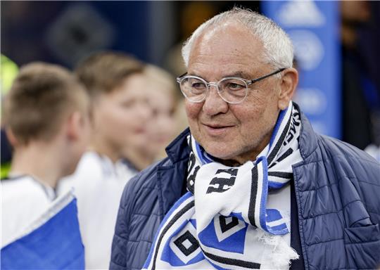 Hamburgs Ex-Fußballer Felix Magath betritt vor Spielbeginn deas Stadion. Foto: Axel Heimken/dpa