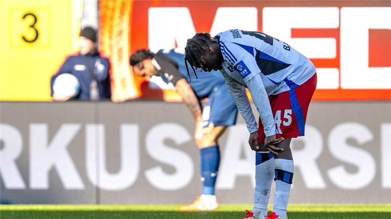 Geht es schon wieder los? HSV nach dem Patzer in Paderborn Hamburgs Fabio Balde ist enttäuscht nach dem Schlusspfiff.