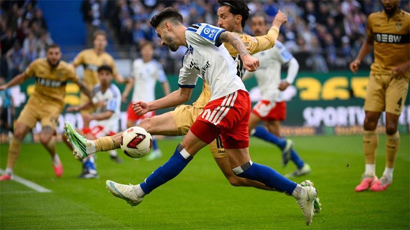 Muheim schießt den Hamburger SV gegen Stuttgart ins Glück Hamburgs Fabio Vieira flankt den Ball auf das Stuttgarter Tor.