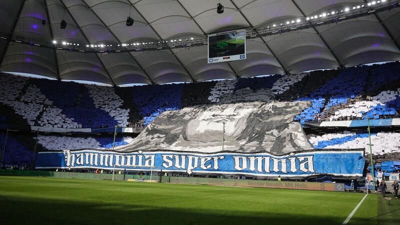 Hamburgs Fans feiern vor dem Spiel.