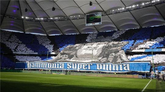 Hamburgs Fans feiern vor dem Spiel.