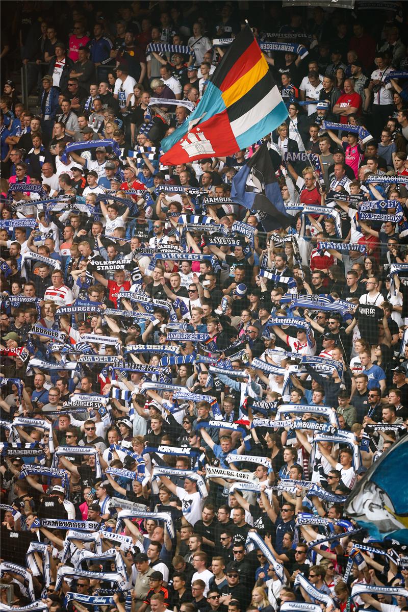 Hamburgs Fans reagieren nach dem Spiel. Foto: Christian Charisius/dpa