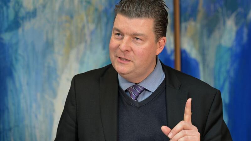 Hamburg greift an der B75 erstmals gegen Spekulanten ein Hamburgs Finanzsenator Andreas Dressel.