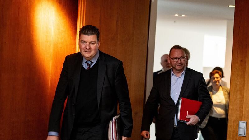 Hamburgs Finanzsenator Andreas Dressel (l) und der Verdi-Vorsitzende Frank Werneke verhandeln in Postdam (Archivbild).