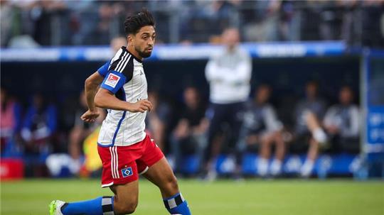 Hamburgs Immanuel Pherai spielt den Ball.