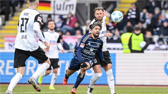 Hamburgs Immanuel Pherai verfolgt den Ball.
