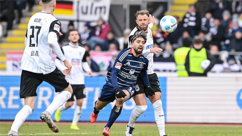 Remis in Ulm zu wenig für den HSV - Und auch für Polzin? Hamburgs Immanuel Pherai verfolgt den Ball.