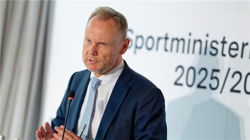 Schwimm-Gutscheine für Erstklässler: Hamburg startet Aktion Hamburgs Innensenator Andy Grote.