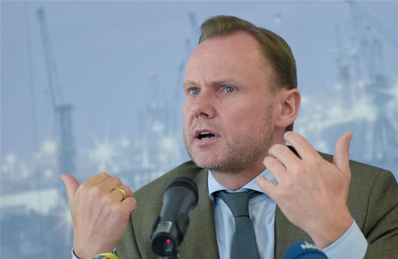 Hamburgs Innensenator Andy Grote (SPD) strahlt auch wenige Tage vor dem Gipfel noch Ruhe aus. Foto: Heimken/dpa