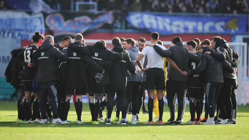 Trainer-Effekt verpufft: Hamburger SV nur 2:2 in Rostock Hamburgs Interimstrainer Merlin Polzin (Mitte) spricht nach dem Spiel zur Mannschaft.