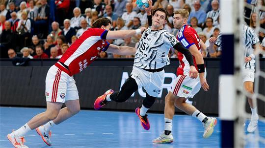 Hamburgs Jan Schmidt (l) versucht, Kiels Domen Makuc am Torwurf zu hindern.