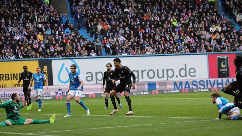 Fan-Protest: Spiel in Paderborn länger unterbrochen Hamburgs Jean-Luc Dompe (r) trifft zum 0:1gegen Rostocks Torwart Markus Kolke (l).