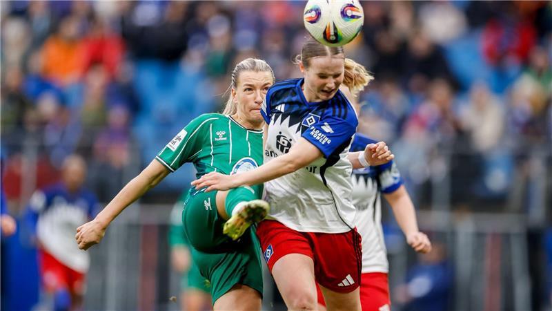 Hamburgs Jonna Wrede klärt vor der Bremerin Medina Desic (l).