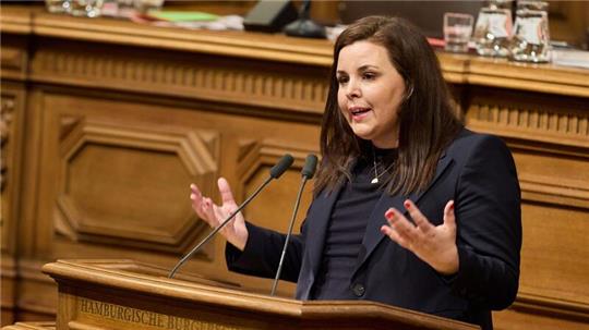 Hamburgs Justizsenatorin Anna Gallina spricht im Rathaus.